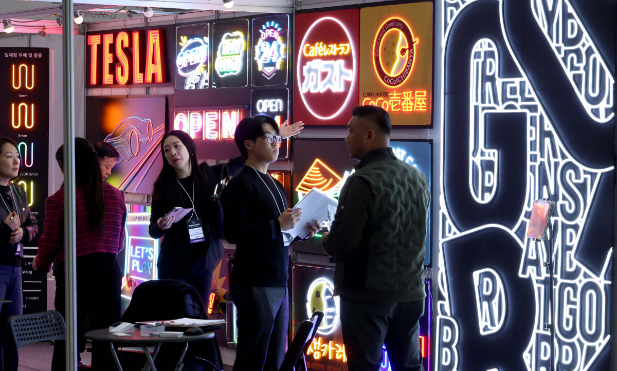 ▲16일 서울 강남구 코엑스에서 열린 ‘제31회 한국국제사인디자인전(KOSIGN)’에서 참관객들이 전시장을 둘러보고 있다. ‘옥외광고에 디지털을 더하다’(Digital beyond Signs)를 주제로 개최된 이번 행사는 전통 옥외광고 및 간판 기술에 디지털 영상, 인공지능(AI), 사물인터넷(IoT) 등 새로운 디지털 기술을 접목하는 한편 디지털프린팅 기술 적용 범위를 섬유, 인테리어, 유통설비 등 다양한 응용산업분야로 확장하기 위해 기획됐다. 신태현 기자 holjjak@