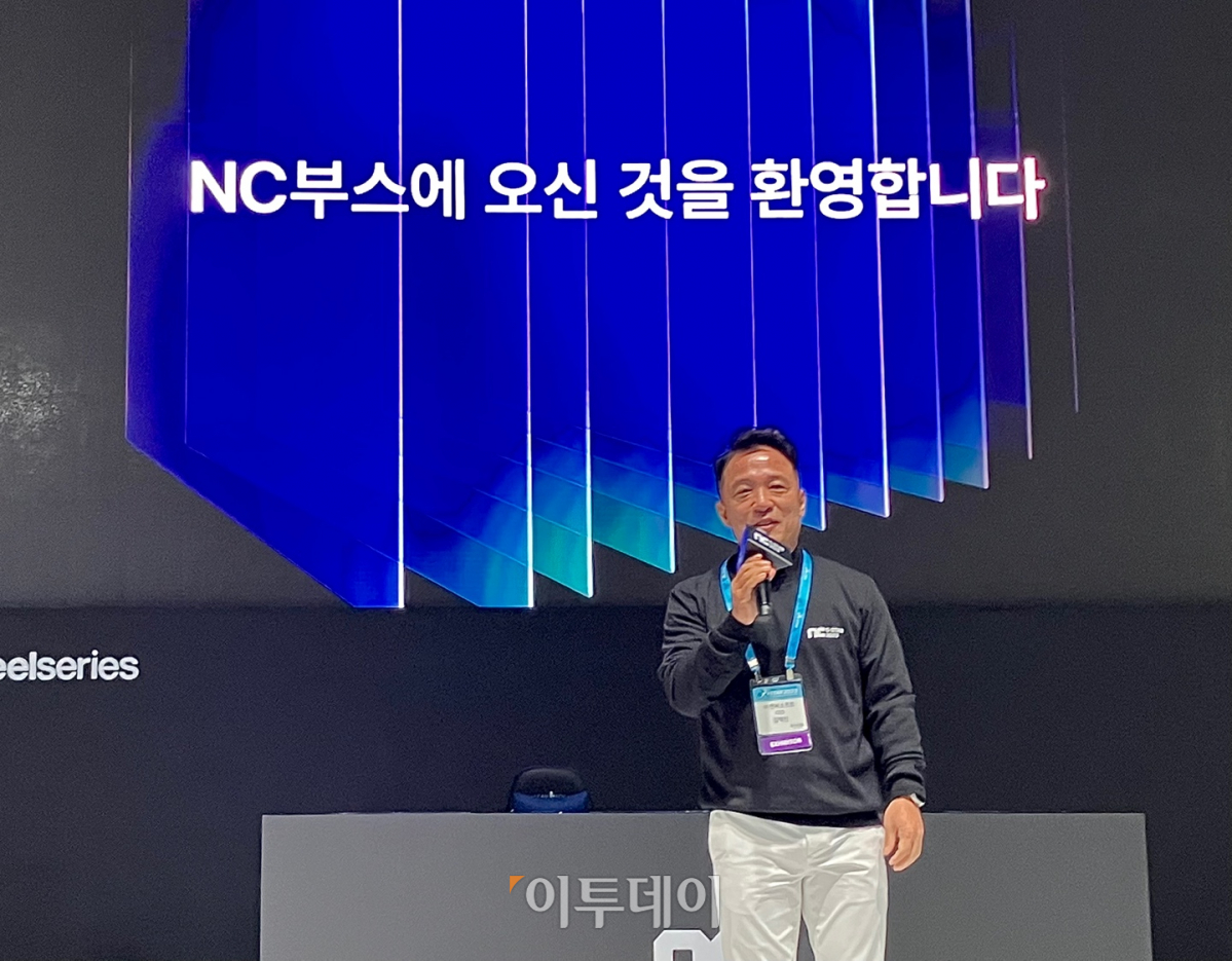 ▲16일 엔씨소프트 창업자인 김택진 대표가 부산광역시 벡스코에서 열리는 '지스타 2023'의 엔씨소프트 부스를 방문했다.  (부산=임유진 기자 newjean@)