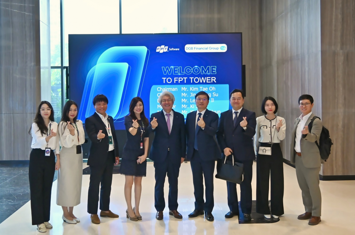 ▲DGB금융그룹은 김태오 회장과 임직원들이 3박4일 일정으로 베트남 출장을 소화했다고 16일 밝혔다. 사진 가운데 김태오 DGB금융그룹 회장, 진영수 그룹디지털혁신총괄 상무(오른쪽 네 번째), 지주 및 FPT그룹 직원들이 기념 촬영하고 있다. 