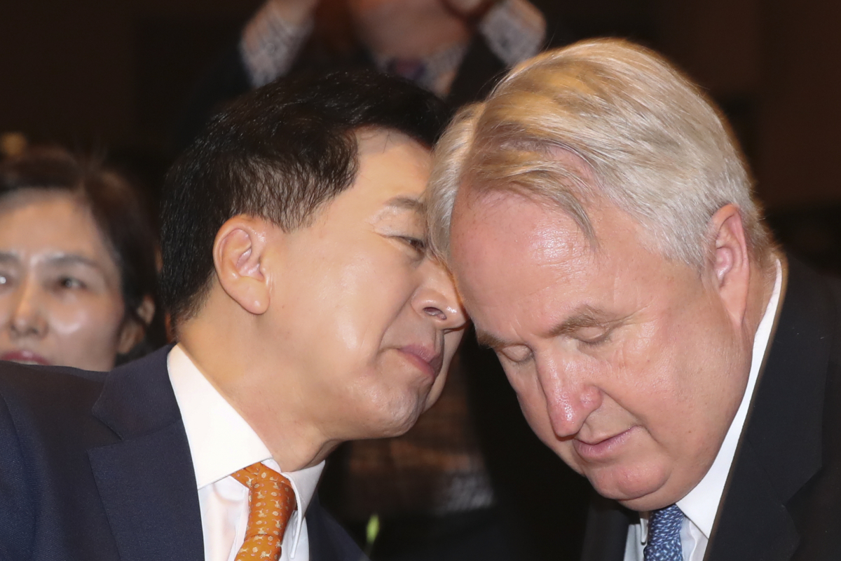 ▲김기현 국민의힘 당대표와 인요한 국민의힘 혁신위원장이 31일 오전 서울 중구 신라호텔에서 열린 제55회 대한민국국가조찬기도회에서 대화를 나누고 있다. (뉴시스)