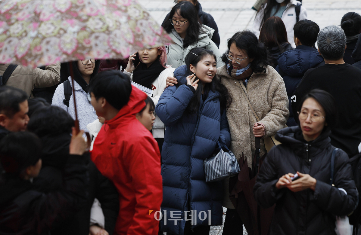 ▲2024학년도 대학수학능력시험일인 16일 오후 서울 종로구 덕성여자고등학교에 마련된 시험장에서 시험을 마친 수험생들이 교정을 나서고 있다. 조현호 기자 hyunho@