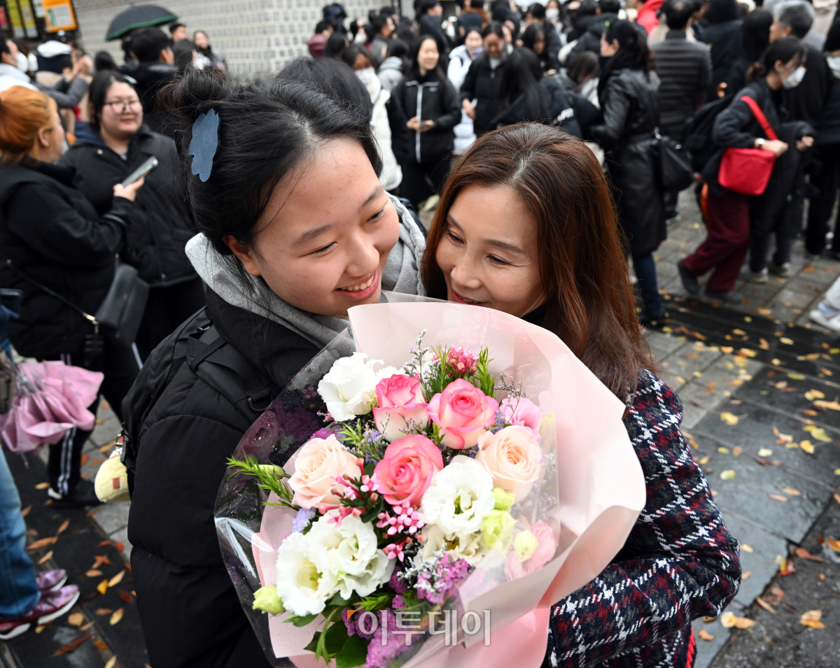 ▲2024학년도 대학수학능력시험이 치러진 16일 오후 서울 종로구 덕성여자고등학교 고사장에서 시험을 마친 수험생이 어머니에게 꽃다발을 받고 포옹하고 있다. 조현호 기자 hyunho@