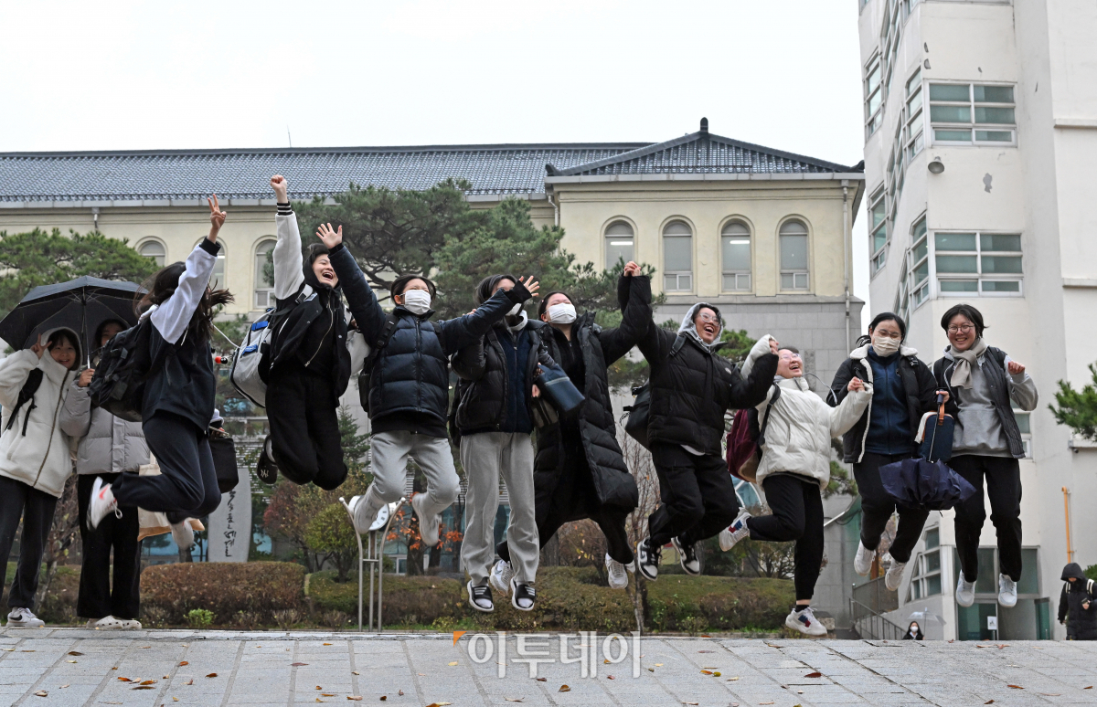 ▲2024학년도 대학수학능력시험이 치러진 16일 오후 서울 종로구 덕성여자고등학교 고사장에서 시험을 마친 수험생들이 교문을 나서며 기뻐하고 있다. 조현호 기자 hyunho@