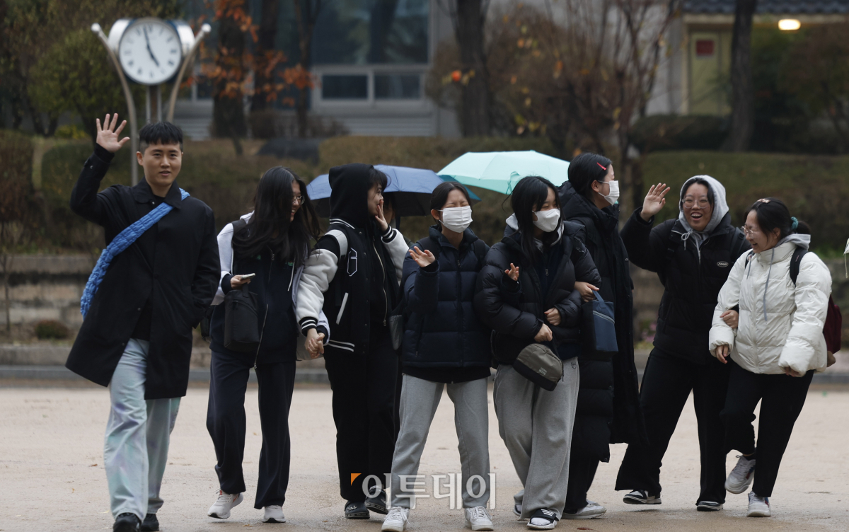 ▲2024학년도 대학수학능력시험일인 16일 오후 서울 종로구 덕성여자고등학교에 마련된 시험장에서 시험을 마친 수험생들이 교정을 나서며 즐거워하고 있다. 조현호 기자 hyunho@
