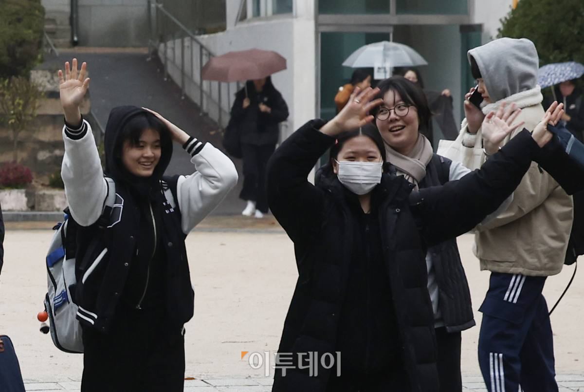 ▲2024학년도 대학수학능력시험일인 16일 오후 서울 종로구 덕성여자고등학교에 마련된 시험장에서 시험을 마친 수험생들이 교정을 나서고 있다. 조현호 기자 hyunho@