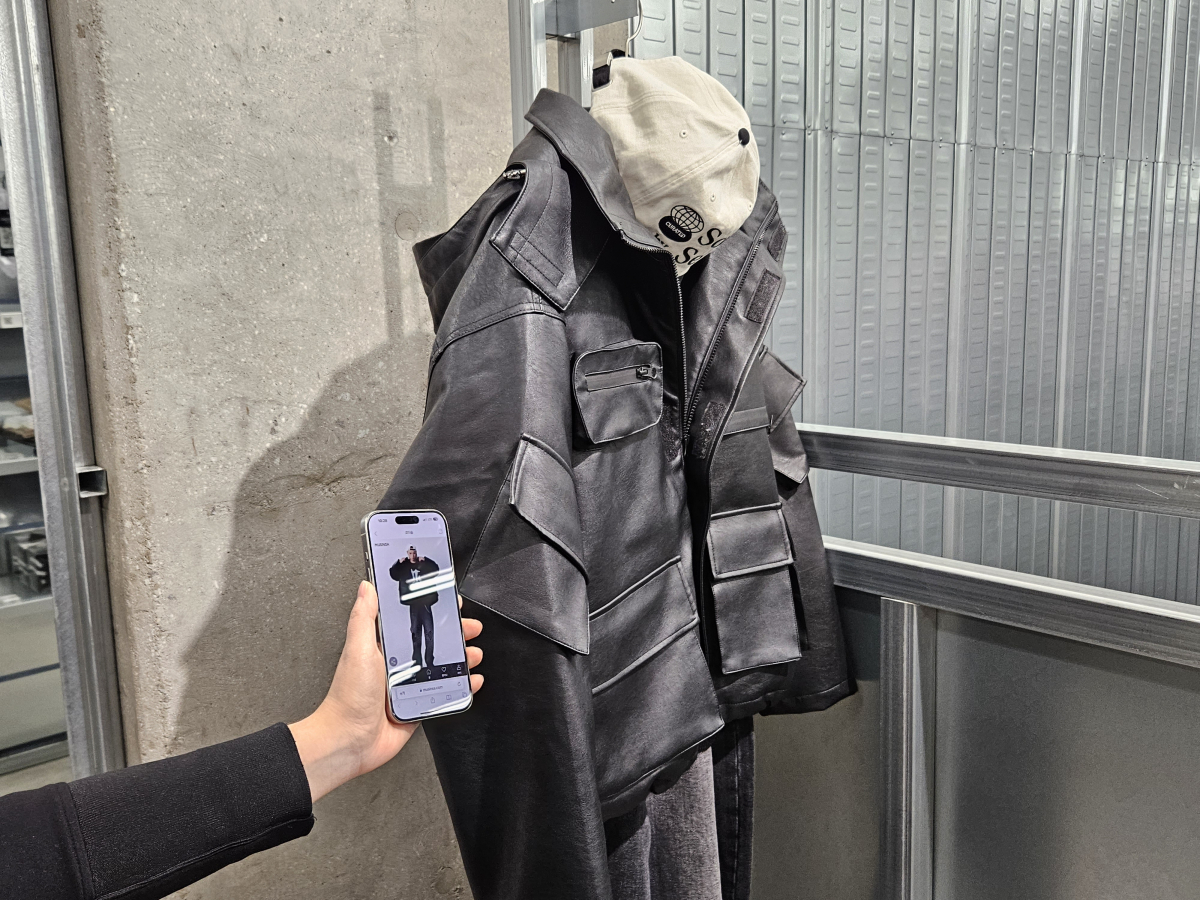 ▲QR 코드 스캔을 통해 무신사 앱과 동일한 가격 할인 혜택을 받을 수 있고, 제품 정보와 코디까지 확인할 수 있다. (사진=문현호 기자)