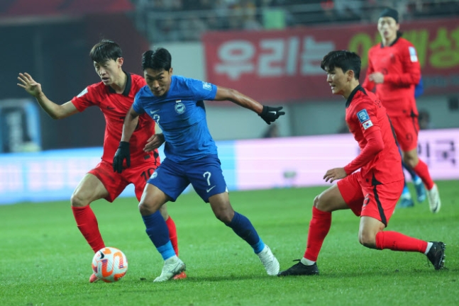 ▲한국 선수단 사이에서 돌파를 시도하고 있는 송의영 선수. (연합뉴스)