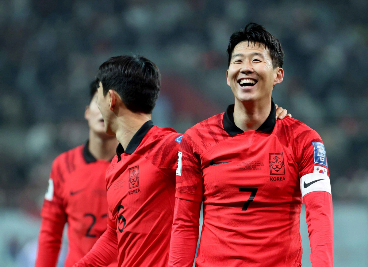 ▲16일 서울월드컵경기장에서 열린 2026 북중미 월드컵 아시아 지역 2차 예선 대한민국 대 싱가포르 경기, 후반 손흥민이 팀의 세번째 골을 넣고 활짝 웃고 있다. (뉴시스)
