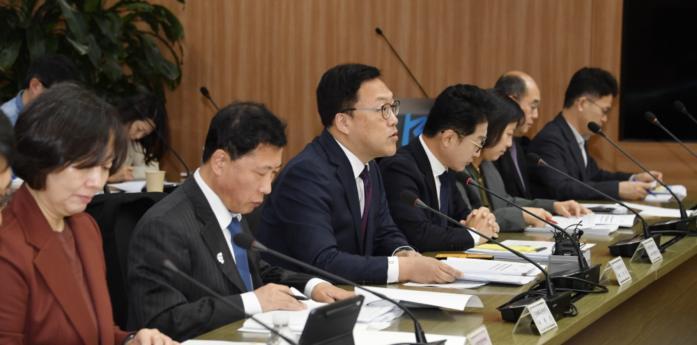 ▲김병환 기획재정부 1차관이 11월 17일 오전 서울 영등포구 한국수출입은행에서 열린 '제33차 비상경제차관회의 겸 제2차 물가관계차관회의, 신성장전략 TF 제7차 회의'를 주재, 모두발언을 하고 있다. (사진제공=기획재정부)