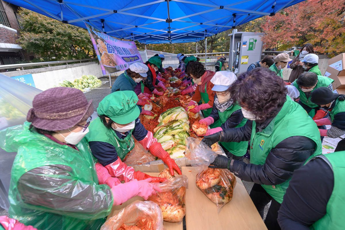 ▲서울 양천구의 새마을부녀회 ‘소외계층 김장행사’ 현장. (자료제공=양천구)