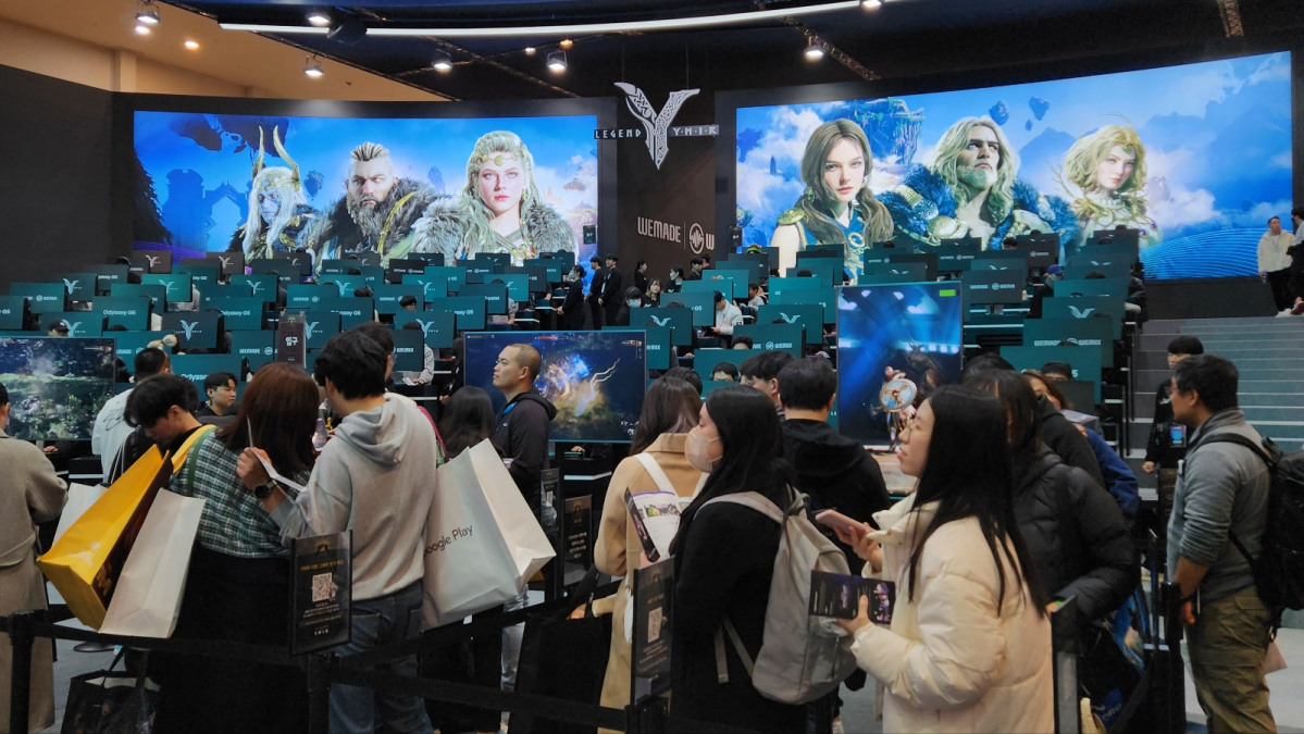 ▲16일부터 부산 벡스코에서 개최되고 있는 지스타 2023 위메이드 부스에서 관람객들이 '레전드 오브 이미르'를 시연해보기 위해 대기 중이다. (부산=이시온 기자 zion0304@)