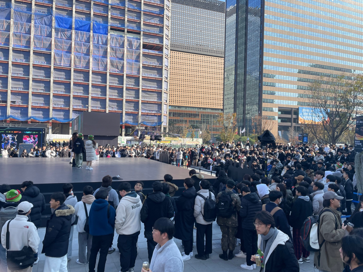 ▲윤수빈 아나운서의 '월즈 앤섬 퀴즈'를 관람 중인 팬들. (이민재 기자 2mj@)