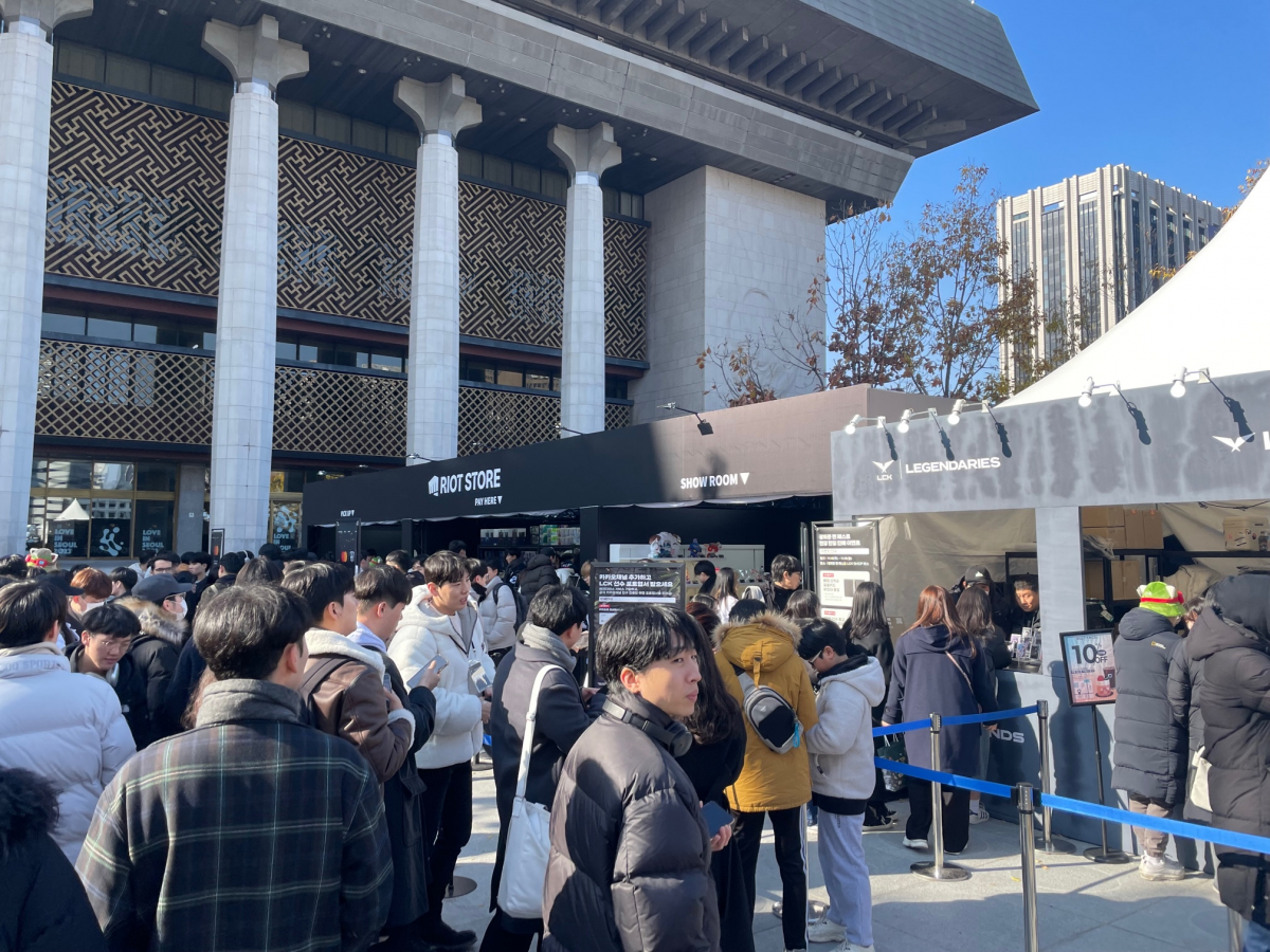 ▲라이엇 스토어 & LCK 샵. 다양한 굿즈를 구매하려는 사람들로 북적인다. (이민재 기자 2mj@)
