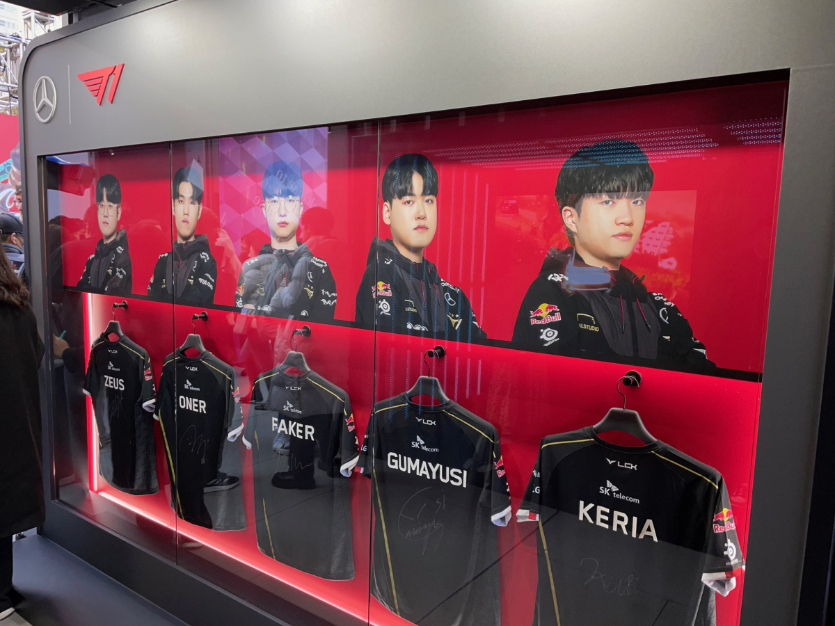 ▲메르세데스-벤츠 e-스포츠 하우스에 전시된 프로게임단 T1 소속 선수들의 사진과 사인 유니폼. 왼쪽부터 제우스(최우제)-오너(문현준)-페이커(이상혁)-구마유시(이민형)-케리아(류민석) (이민재 기자 2mj@)