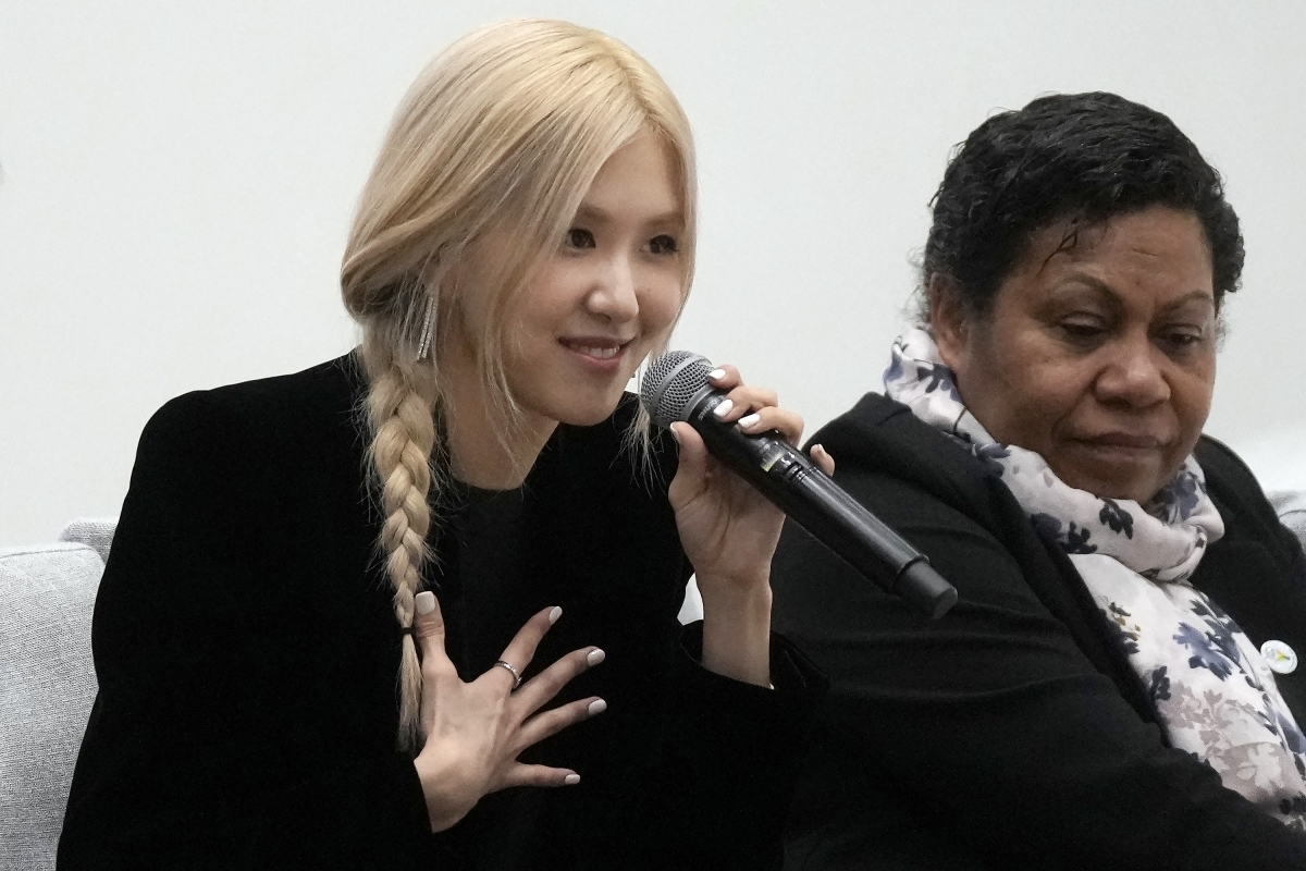 ▲블랙핑크의 멤버 로제가 17일(현지시간) 캘리포니아주 쿠퍼티노에서 열린 행사에서 아시아태평양경제협력체(APEC) 정상회의에 참석한 각국 정상의 배우자들과 정신건강에 대해 대화하고 있다. (연합뉴스)