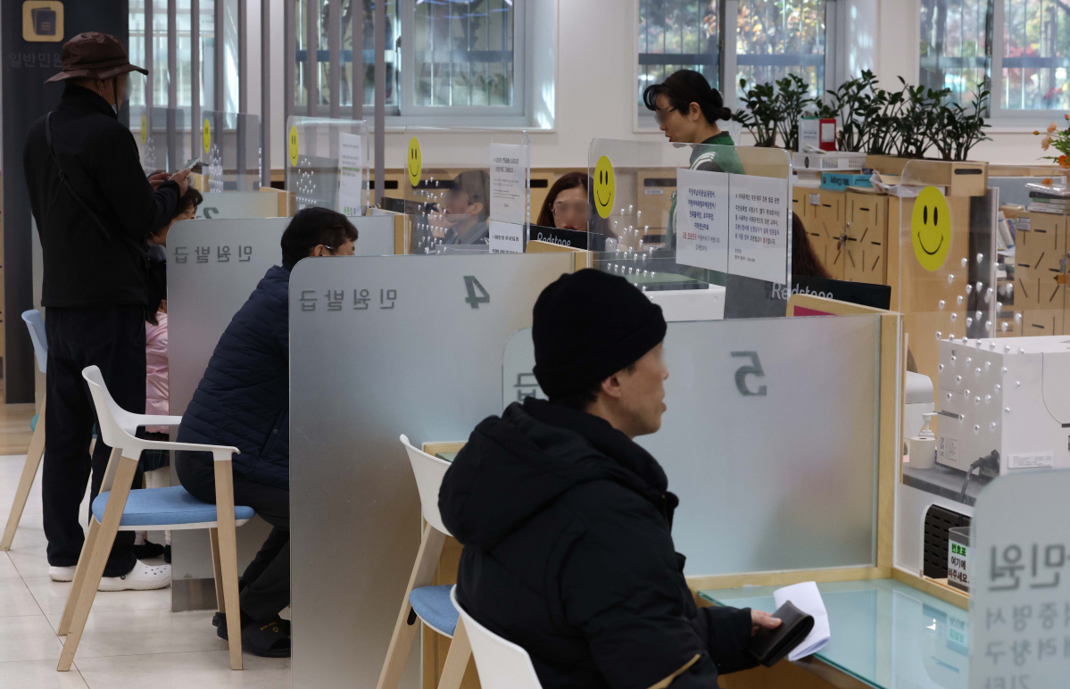 ▲먹통 사태를 빚은 정부행정전산망이 나흘만에 정상화된 20일 서울의 한 구청 민원과에서 시민들이 업무를 보고 있다. 신태현 기자 holjjak@