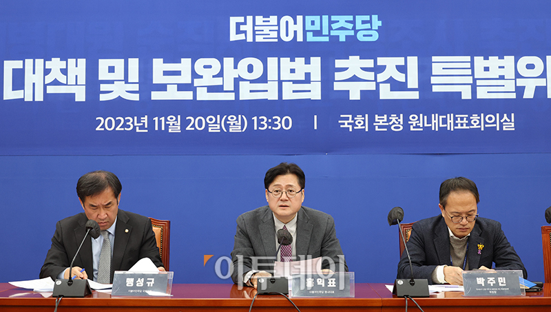 ▲홍익표 더불어민주당 원내대표가 20일 서울 여의도 국회에서 열린 전세사기 근절 대책 및 보완입법 추진 특별위원회 1차 전체회의에서 모두발언을 하고 있다. 오른쪽은 박주민 위원장. 고이란 기자 photoeran@