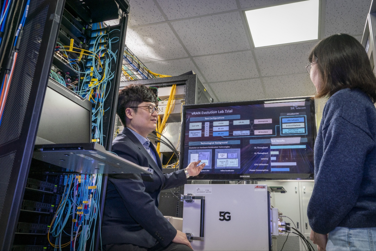 ▲SK텔레콤은 오픈랜 가상화 기지국의 소모전력과 처리 용량을 개선한 차세대 가상화 기지국을 개발, 시험에 성공했다고 20일 밝혔다.사진은 SKT 직원들이 차세대 가상화 기지국 기술을 테스트하는 모습. 사진제공=SK텔레콤