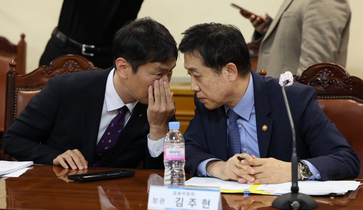 ▲김주현(오른쪽) 금융위원장과 이복현 금융감독원장이 20일 서울 중구 은행회관에서 열린 금융위원회-금융감독원-8대 금융지주 회장단 간담회에서 대화하고 있다. 신태현 기자 holjjak@