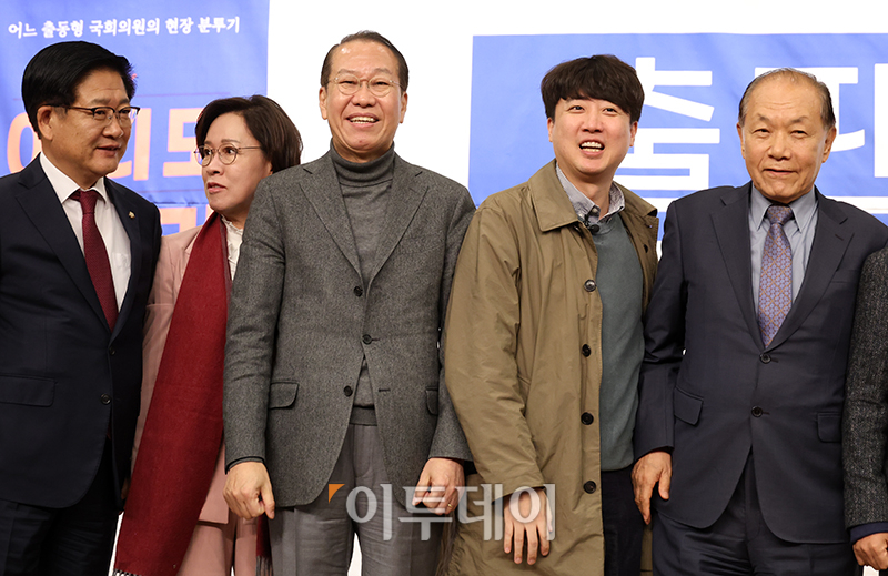 ▲이준석(오른쪽 두번째) 국민의힘 전 대표와 권영세(오른쪽 세번째) 국민의힘 의원이 20일 서울 여의도 국회도서관에서 열린 하태경 의원 '여의도 렉카' 출판 기념회에서 참석자들과 기념촬영을 하고 있다. 고이란 기자 photoeran@