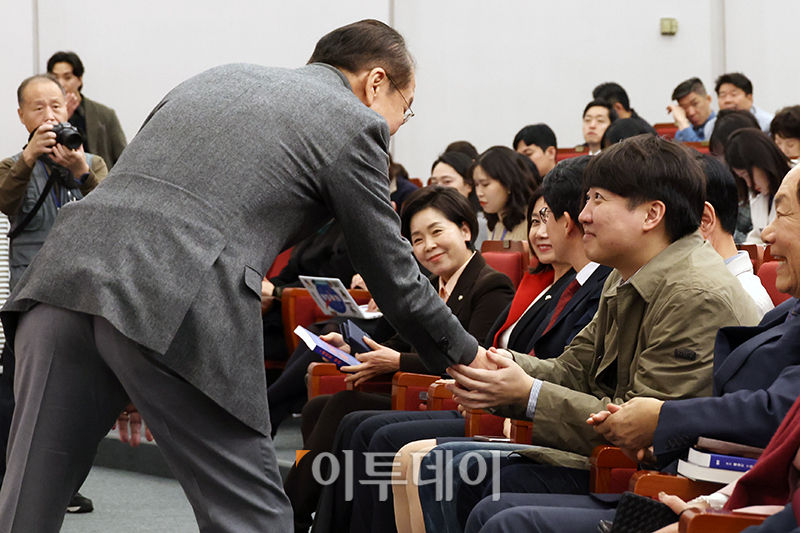 ▲이준석(오른쪽) 국민의힘 전 대표와 권영세 국민의힘 의원이 20일 서울 여의도 국회도서관에서 열린 하태경 의원 '여의도 렉카' 출판 기념회에서 악수를 하고 있다. 고이란 기자 photoeran@