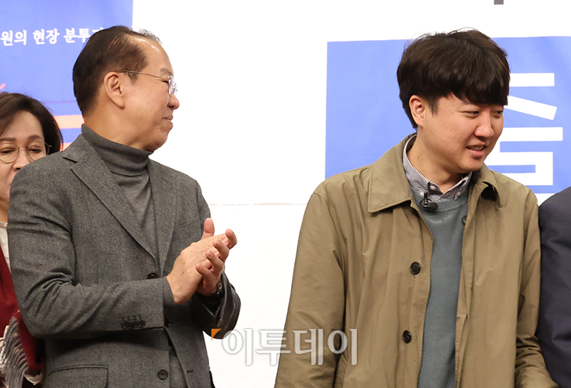 ▲이준석(오른쪽) 국민의힘 전 대표와 권영세 국민의힘 의원이 20일 서울 여의도 국회도서관에서 열린 하태경 의원 '여의도 렉카' 출판 기념회에서 기념촬영을 마치고 자리로 향하고 있다. 고이란 기자 photoeran@