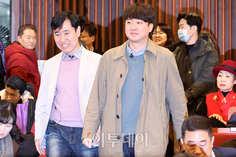 ▲하태경(왼쪽) 국민의힘 의원이 20일 서울 여의도 국회도서관에서 열린  '여의도 렉카' 출판 기념회에서 이준석 전 대표와 행사장에 입장하고 있다. 고이란 기자 photoeran@