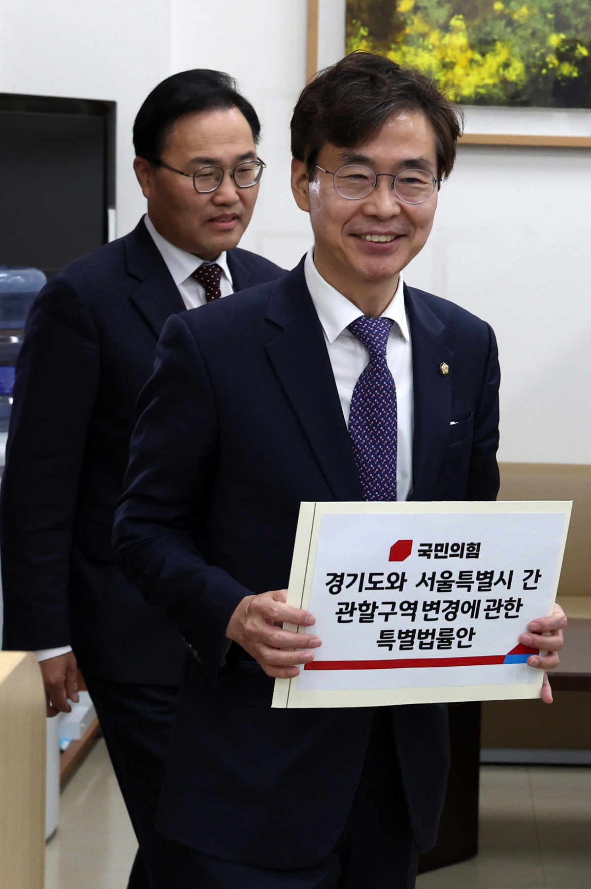 ▲조경태 국민의힘 뉴시티 프로젝트 특별위원회 위원장과 홍석준 의원이 16일 오후 서울 여의도 국회 의안과에서 경기도와 서울특별시 간 관할구역 변경에 관한 특별법률안을 접수하고 있다. (뉴시스)