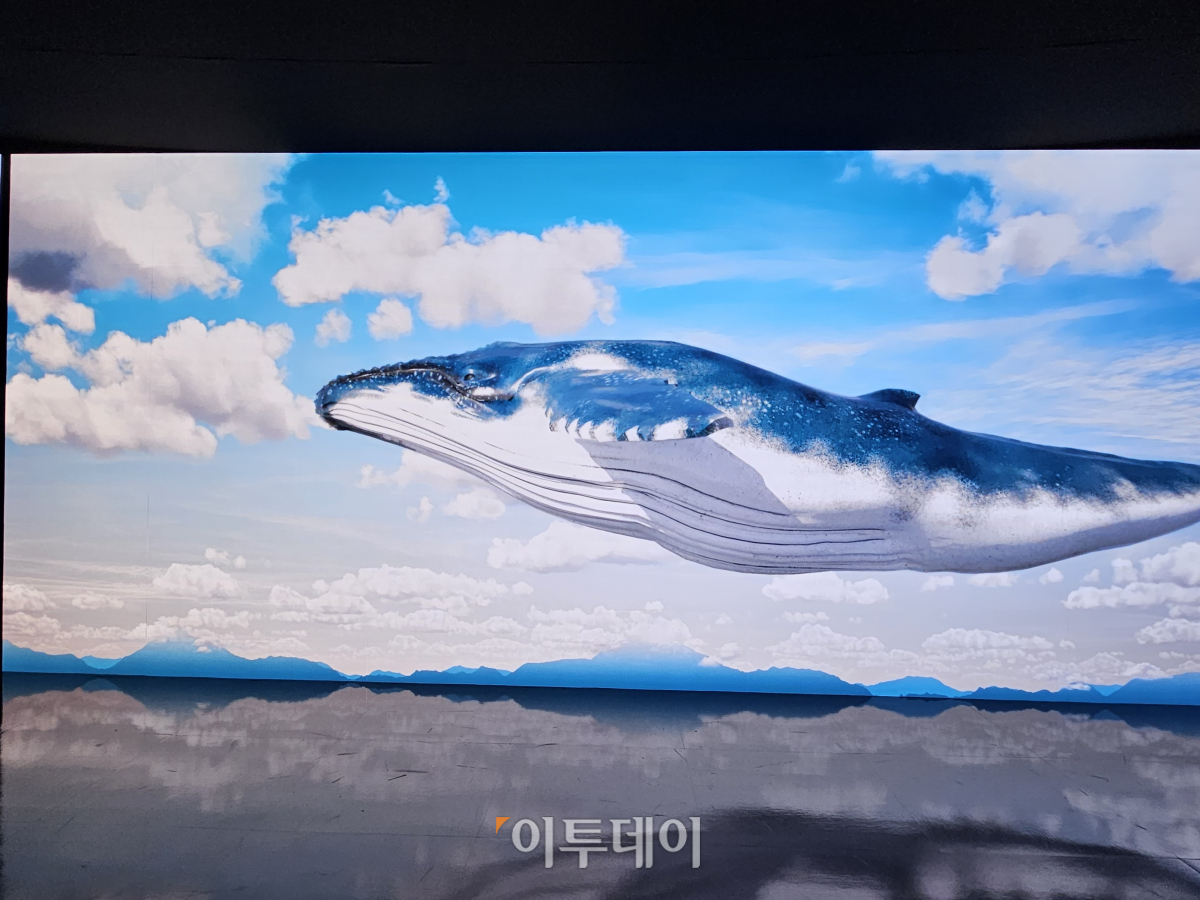 ▲20일 오후 서울 성수동 맥키스컴퍼니의 선양 소주 팝업 매장에서 선양의 마스코트 고래가 등장하는 미디어아트가 펼져치고 있다. (문현호 기자 m2h@)