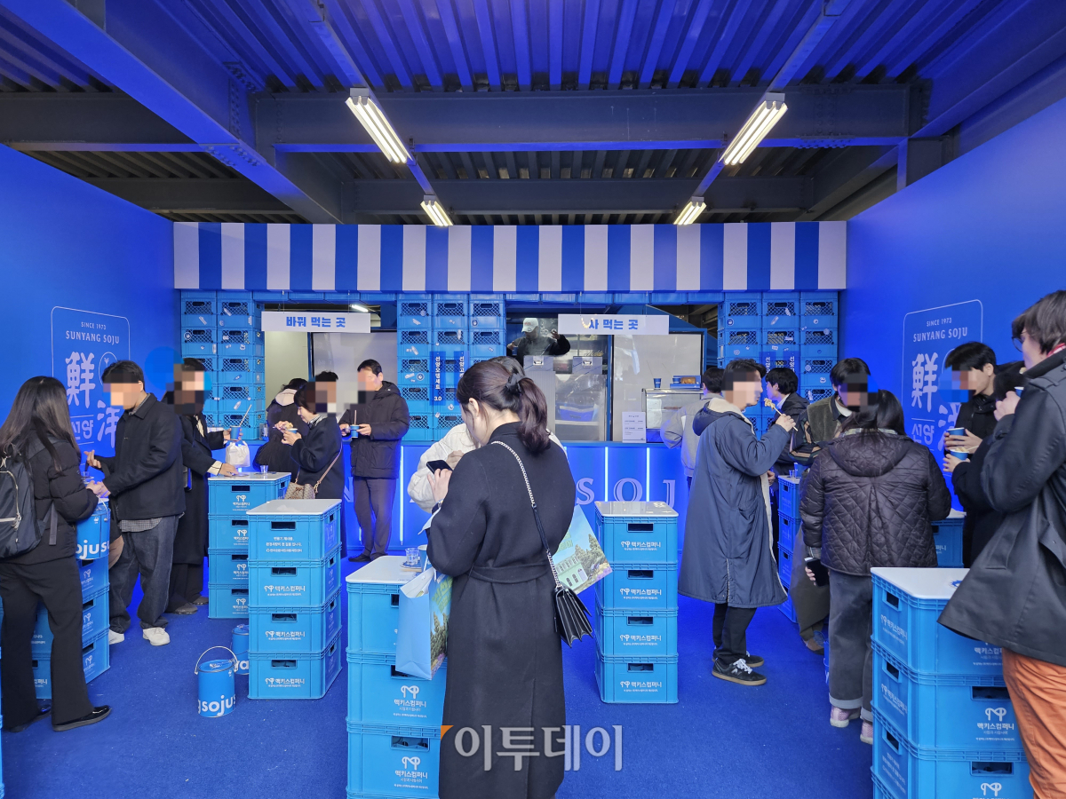 ▲20일 오후 서울 성수동 맥키스컴퍼니의 선양 소주 팝업 매장 선양오뎅포차 공간에서 사람들이 소주와 음식을 즐기고 있다. (문현호 기자 m2h@)