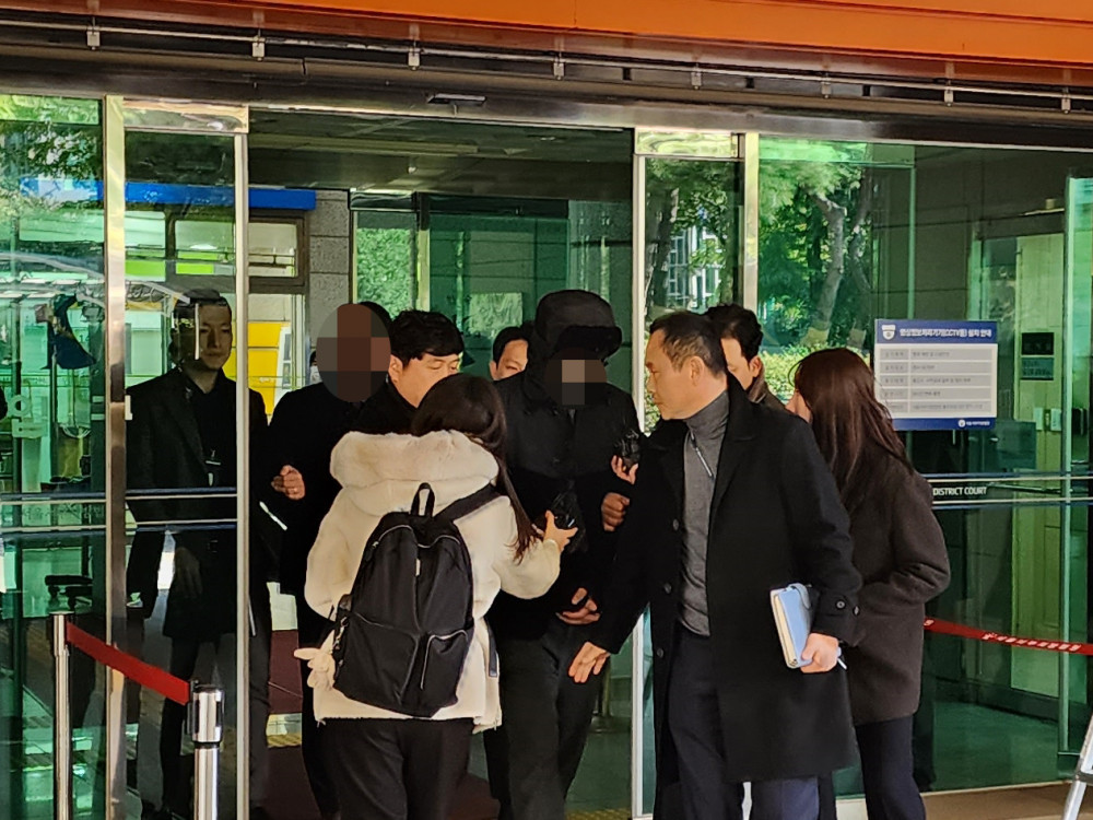 ▲의료행위 과정에서 환자 2명을 살해한 혐의를 받는 한 요양병원 원장이 구속 전 피의자 심문(영장실질심사)을 마치고 14일 서울서부지법을 나서고 있다. (연합뉴스)