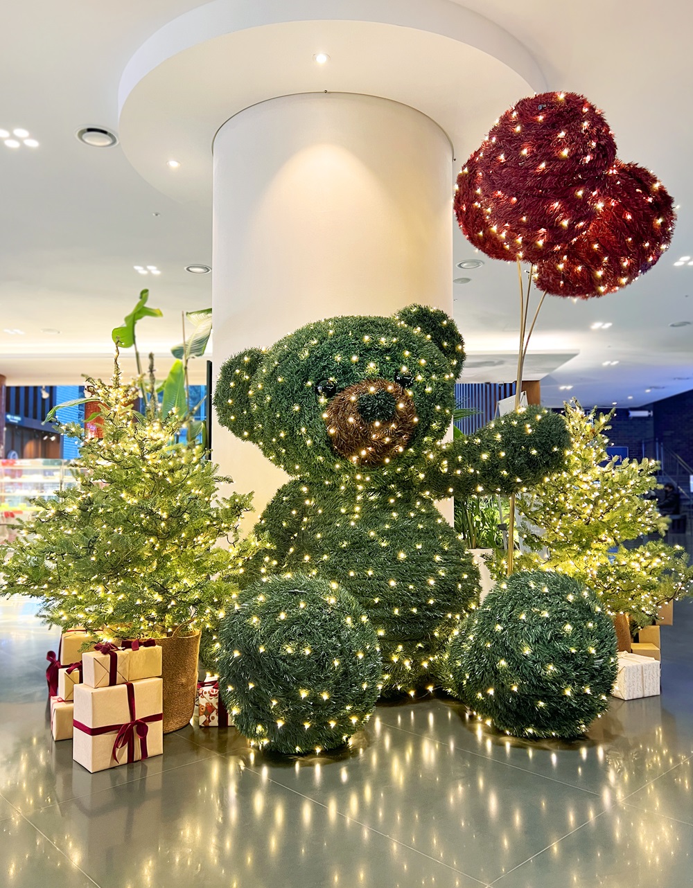 ▲메종 글래드 제주에 마련된 산타의 테디베어 빌리지 콘셉트의 크리스마스 포토존. (사진제공=글래드 호텔앤리조트)