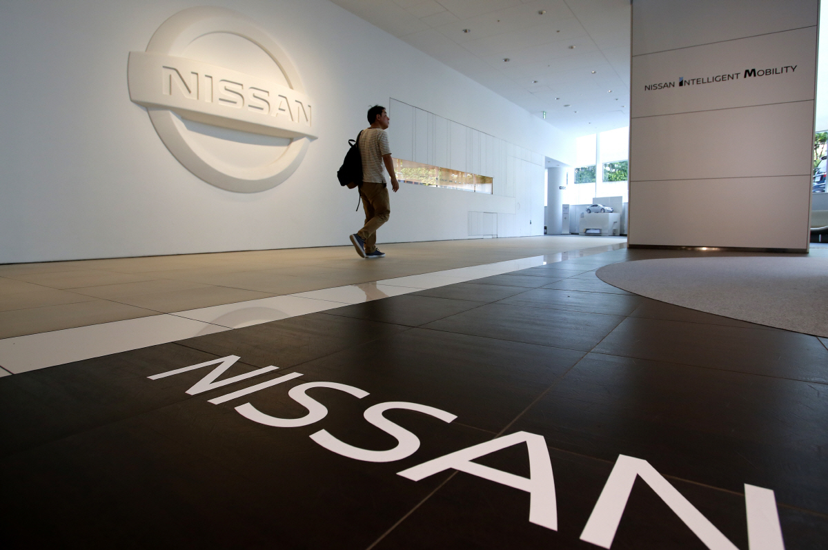▲일본 요코하마에 있는 닛산 자동차 본사 건물 로비에 한 방문객이 지나가고 있다. 요코하마(일본)/AP뉴시스

