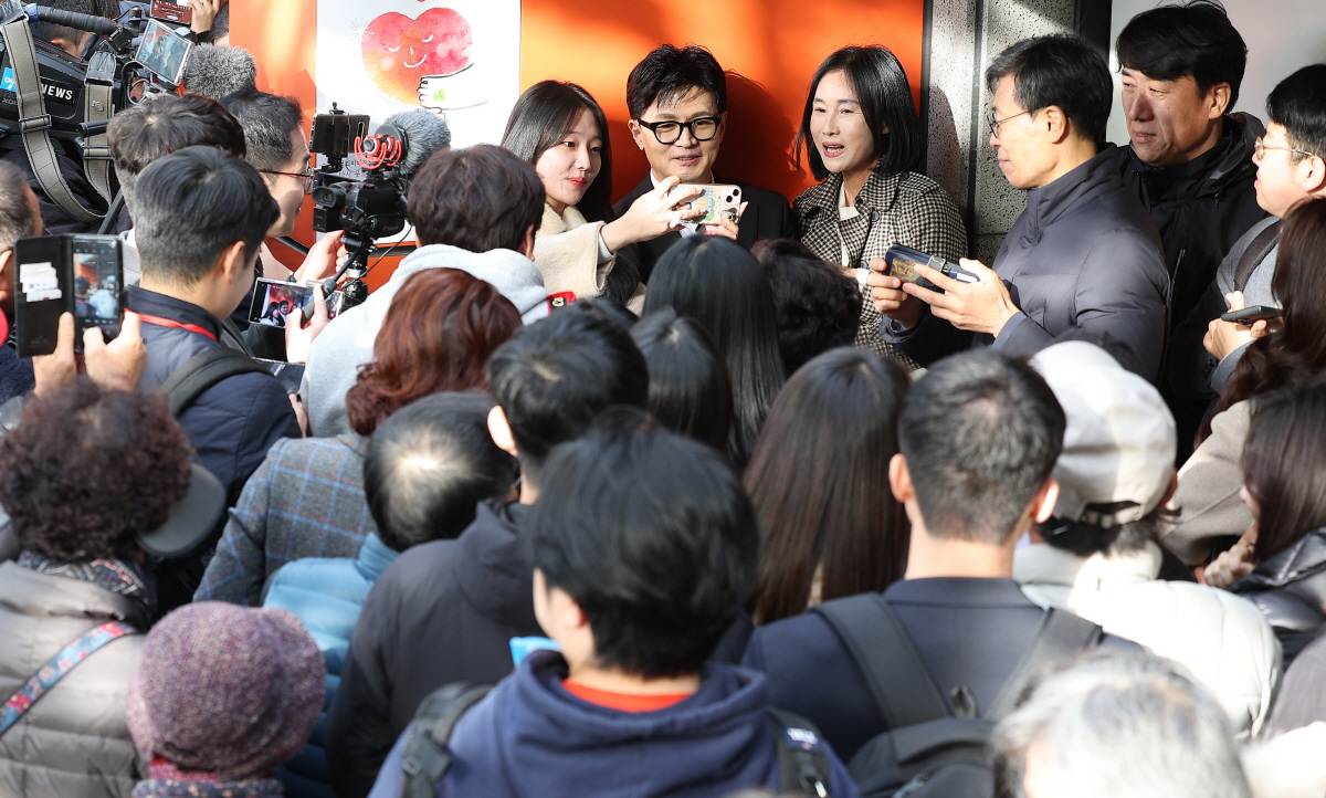 ▲대구 시민 만나는 한동훈 장관. (연합뉴스)