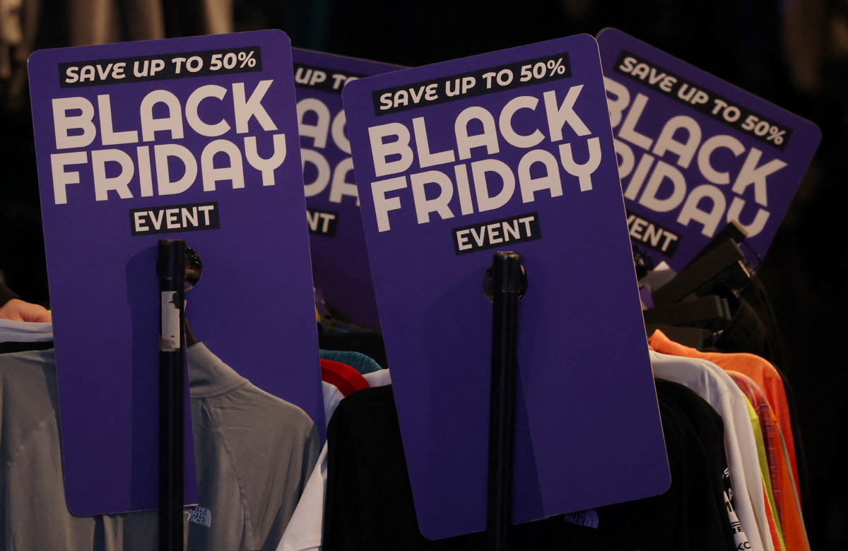 ▲20일(현지시간) 영국 리버풀의 한 옷가게에 블랙프라이데이 행사 팻말이 보인다. 리버풀(영국)/로이터연합뉴스