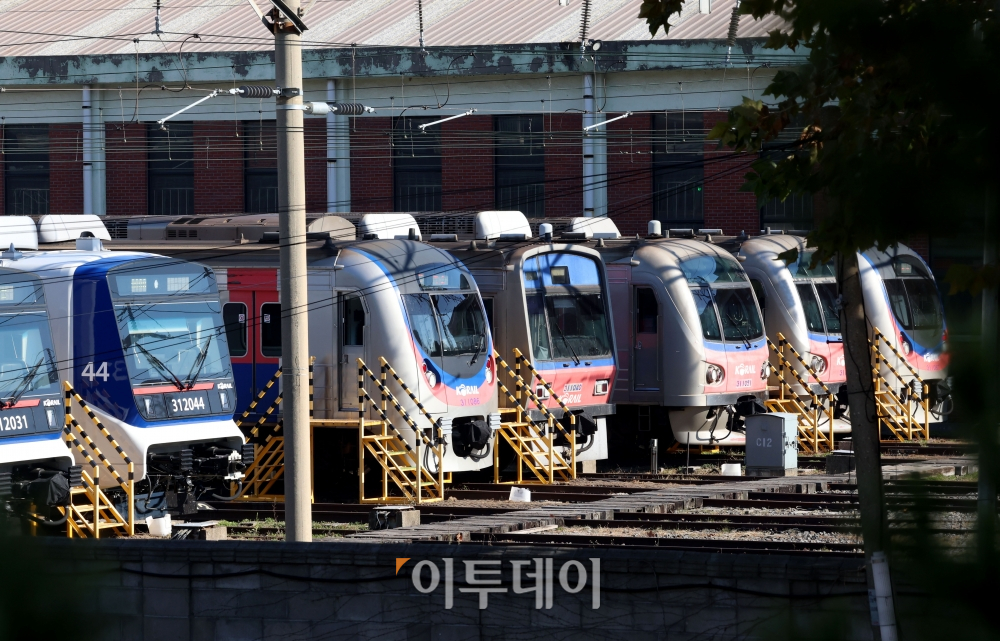 ▲서울지하철 1~8호선을 운영하는 서울교통공사 노조가 예고한 파업을 하루 앞둔 21일 서울의 한 차량기지에 열차가 세워져 있다. 신태현 기자 holjjak@