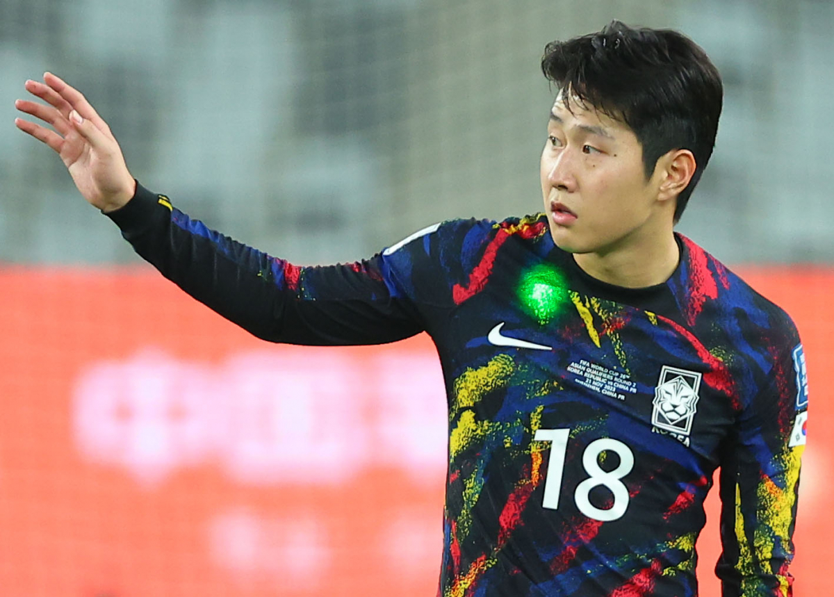 ▲ 21일 중국 선전 유니버시아드 스포츠센터에서 열린 2026 북중미 월드컵 아시아 2차 예선 한국과 중국의 경기. 프리킥을 시도하는 이강인의 몸에 중국 관중이 쏜 레이저 포인터가 표시돼 있다.  (연합뉴스)