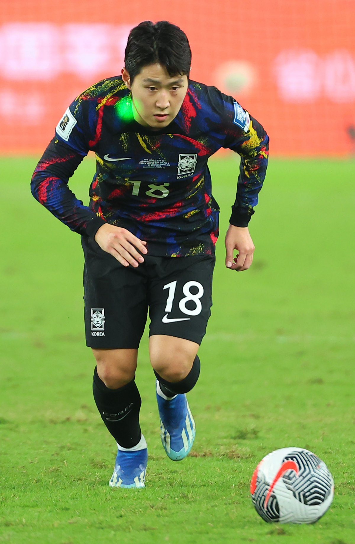 ▲21일 중국 선전 유니버시아드 스포츠센터에서 열린 2026 북중미 월드컵 아시아 2차 예선 한국과 중국의 경기. 프리킥을 시도하는 이강인의 몸에 중국 관중이 쏜 레이저 포인터가 표시돼 있다.  (연합뉴스)