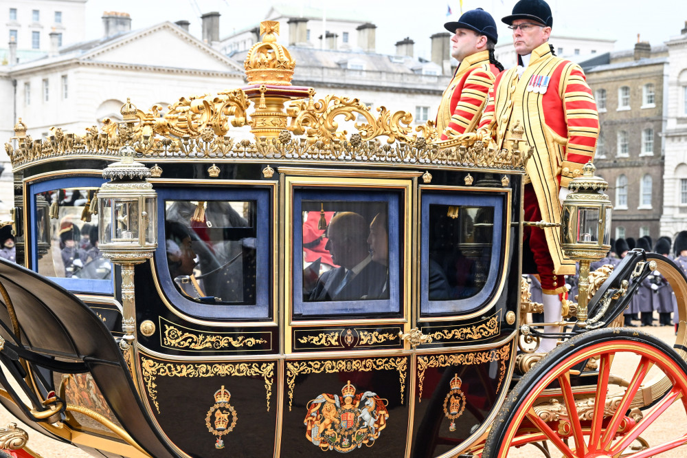 ▲영국을 국빈 방문한 윤석열 대통령이 21일(현지시간) 런던 호스가즈 광장에서 공식 환영식이 끝난 뒤 찰스 3세 국왕과 함께 마차를 타고 버킹엄궁으로 향하고 있다. (연합뉴스)