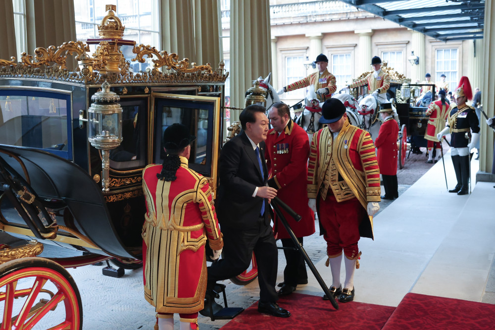 ▲영국을 국빈 방문한 윤석열 대통령이 21일(현지시간) 런던 버킹엄궁에 마차를 타고 도착하고 있다.   (연합뉴스)