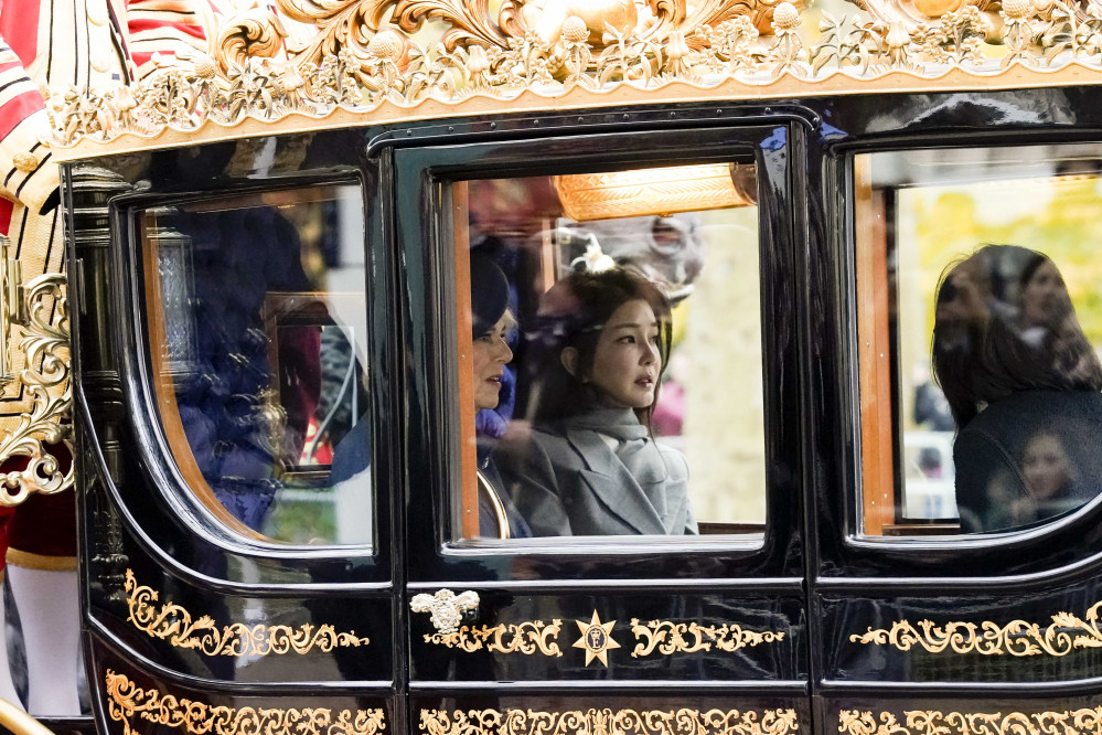 ▲영국을 국빈 방문한 윤석열 대통령의 부인 김건희 여사가 21일(현지시간) 런던 호스가즈 광장에서 열린 공식 환영식을 마치고 커밀라 왕비와 함께 마차를 타고 버킹엄궁으로 향하고 있다.  (연합뉴스)