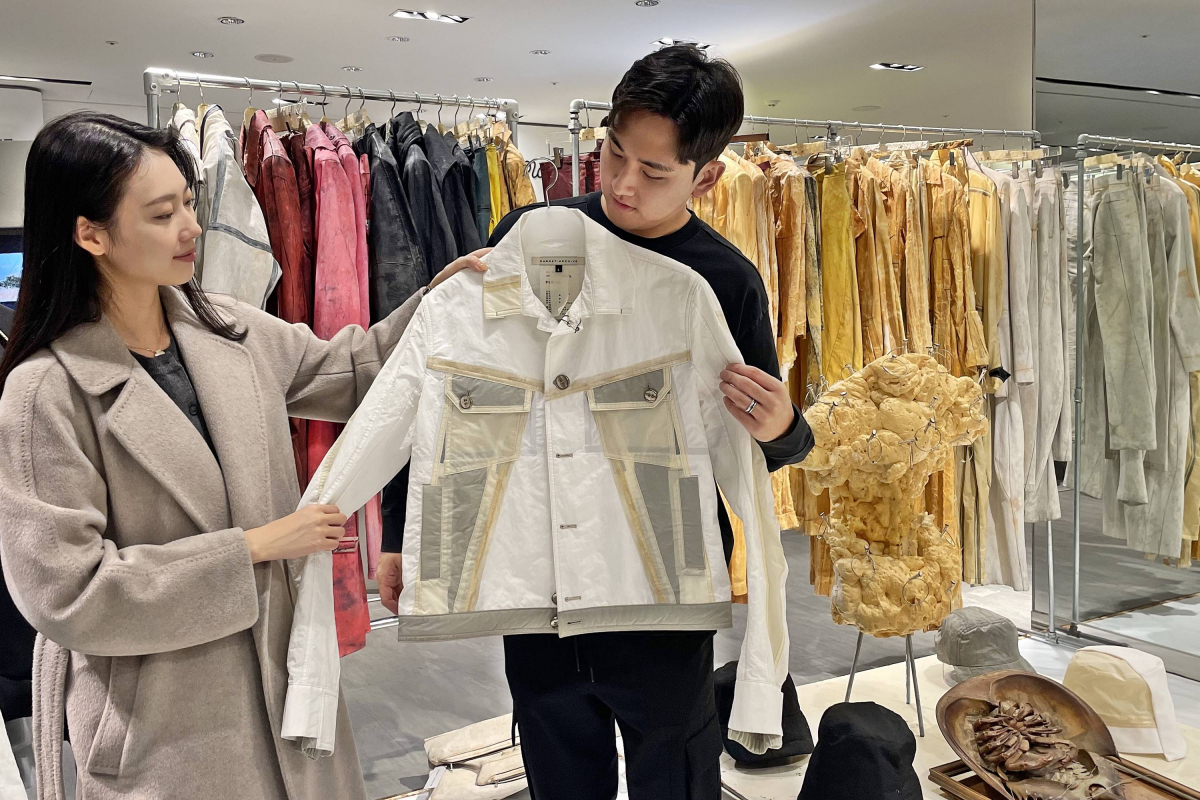 ▲카르넷 아카이브 팝업스토어에서 고객들이 쇼핑하는 모습 (사진제공=갤러리아백화점)