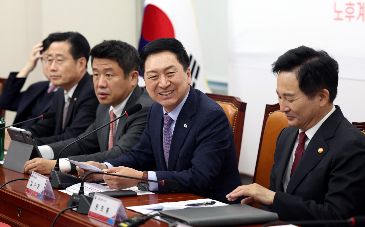 ▲[서울=뉴시스] 조성봉 기자 = 김기현 국민의힘 대표가 21일 오후 서울 여의도 국회에서 열린 노후계획도시 정비특별법 연내 통과 촉구를 위한 주민간담회에서 미소를 짓고 있다. 2023.11.21.suncho21@newsis.com