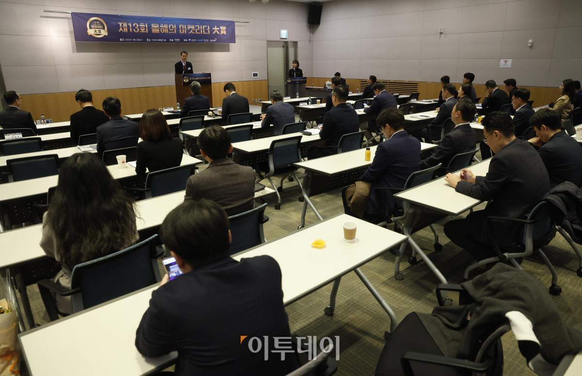 ▲황선오 금융감독원 부원장보가 22일 서울 영등포구 FKI타워 컨퍼런스센터에서 열린 '제13회 올해의 마켓리더 대상'에서 축사를 하고 있다. 이투데이가 주최한 올해의 마켓리더 대상은 2023년 한 해를 마무리하며 증권업계를 이끈 마켓리더들의 노력과 성과를 고취하고, 금융투자 업계의 발전과 건전한 투자 문화 정착을 위한 시장 분위기를 조성하고자 마련된 시상식이다. 조현호 기자 hyunho@