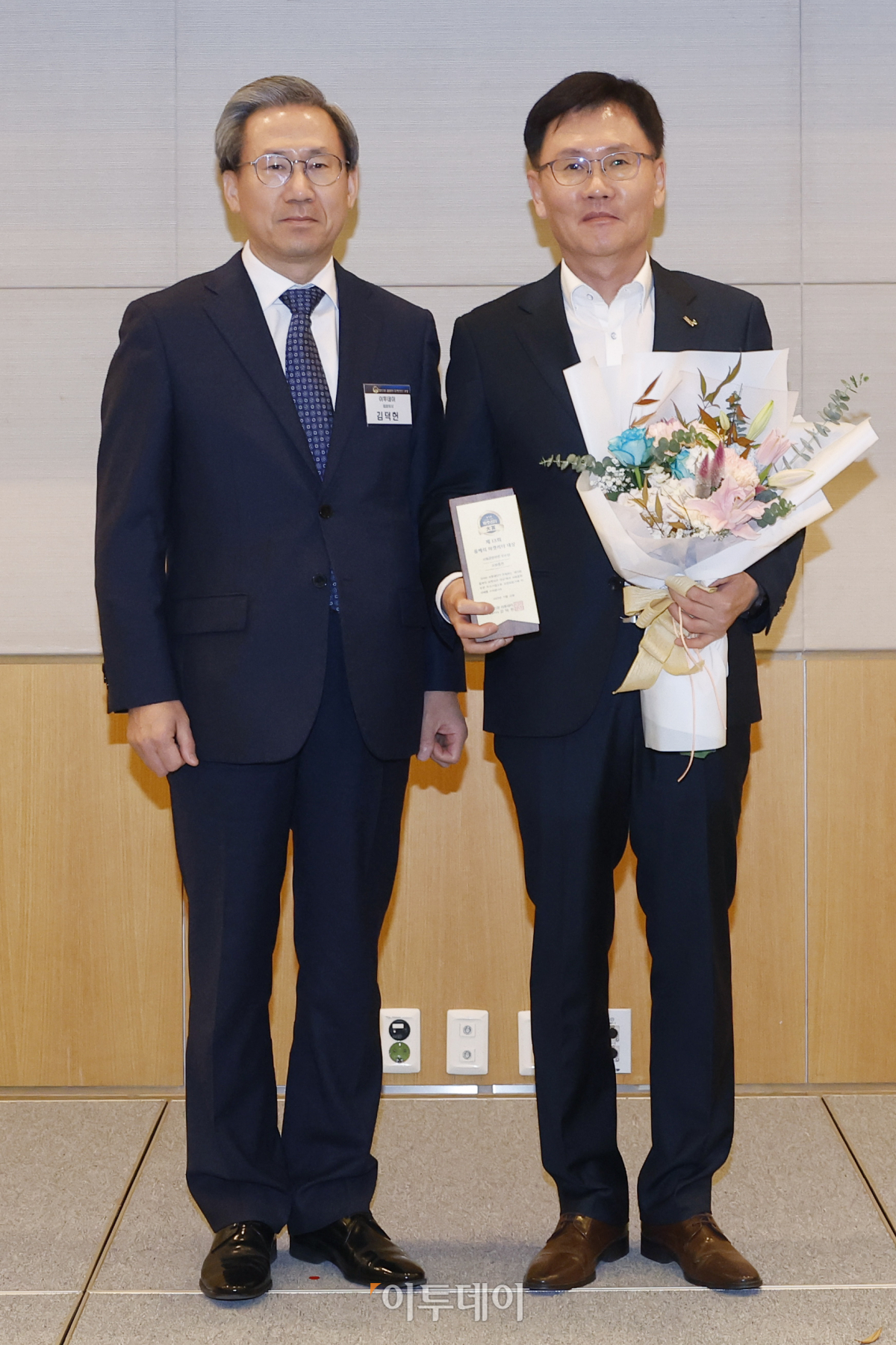 ▲22일 서울 영등포구 FKI타워 컨퍼런스센터에서 열린 '제13회 올해의 마켓리더 대상'에서 이투데이대표이사상(사회공헌부문 우수상)을 수상한 교보증권 서성철 실장이 시상자인 김덕헌 이투데이 대표와 기념촬영을 하고 있다. 이투데이가 주최한 올해의 마켓리더 대상은 2023년 한 해를 마무리하며 증권업계를 이끈 마켓리더들의 노력과 성과를 고취하고, 금융투자 업계의 발전과 건전한 투자 문화 정착을 위한 시장 분위기를 조성하고자 마련된 시상식이다. 조현호 기자 hyunho@