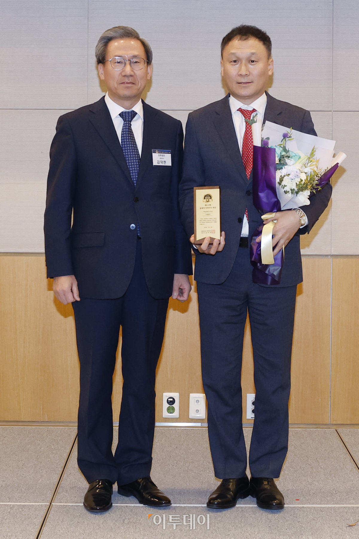 ▲22일 서울 영등포구 FKI타워 컨퍼런스센터에서 열린 '제13회 올해의 마켓리더 대상'에서 이투데이대표이사상(IT혁신부문 우수상)을 수상한 키움증권 김경주 이사가 시상자인 김덕헌 이투데이 대표와 기념촬영을 하고 있다. 이투데이가 주최한 올해의 마켓리더 대상은 2023년 한 해를 마무리하며 증권업계를 이끈 마켓리더들의 노력과 성과를 고취하고, 금융투자 업계의 발전과 건전한 투자 문화 정착을 위한 시장 분위기를 조성하고자 마련된 시상식이다. 조현호 기자 hyunho@