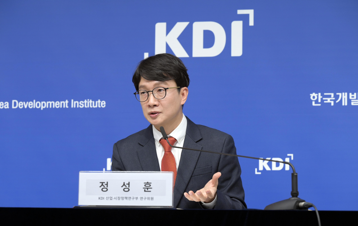 ▲정성훈 한국개발연구원(KDI) 산업·시장정책연구부 연구위원이 22일 정부세종청사에서 '리쇼어링 기업의 특징과 투자의 결정요인' 보고서에 대해 브리핑을 하고 있다. (사진제공=KDI)