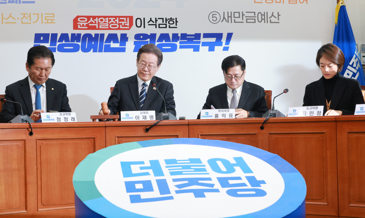 ▲<YONHAP PHOTO-1735> 의사봉 두드리는 이재명 대표    (서울=연합뉴스) 한종찬 기자 = 더불어민주당 이재명 대표가 22일 국회에서 열린 최고위원회의에서 의사봉을 두드리고 있다. 2023.11.22    saba@yna.co.kr/2023-11-22 09:56:38/<저작권자 ⓒ 1980-2023 ㈜연합뉴스. 무단 전재 재배포 금지.>