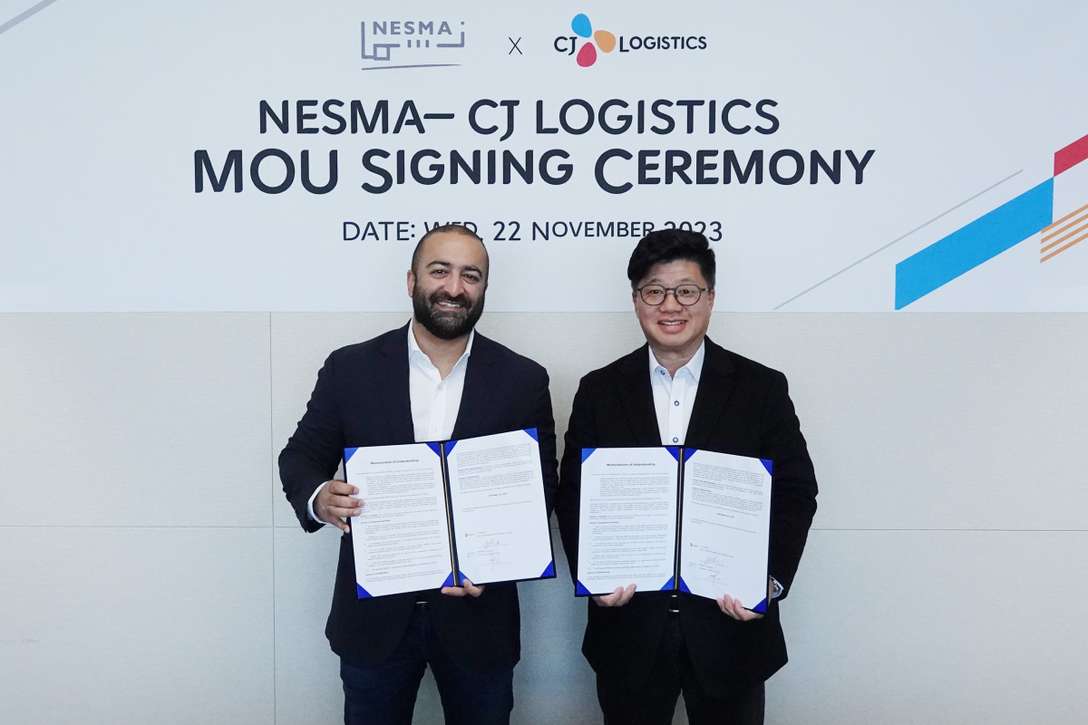 ▲파이살 알 투르키 네스마 그룹 회장(왼쪽)과 강병구 CJ 대한통운 글로벌사업부문 대표가 MOU 체결 후 기념 촬영을 하고 있다. (사진제공=CJ 대한통운)