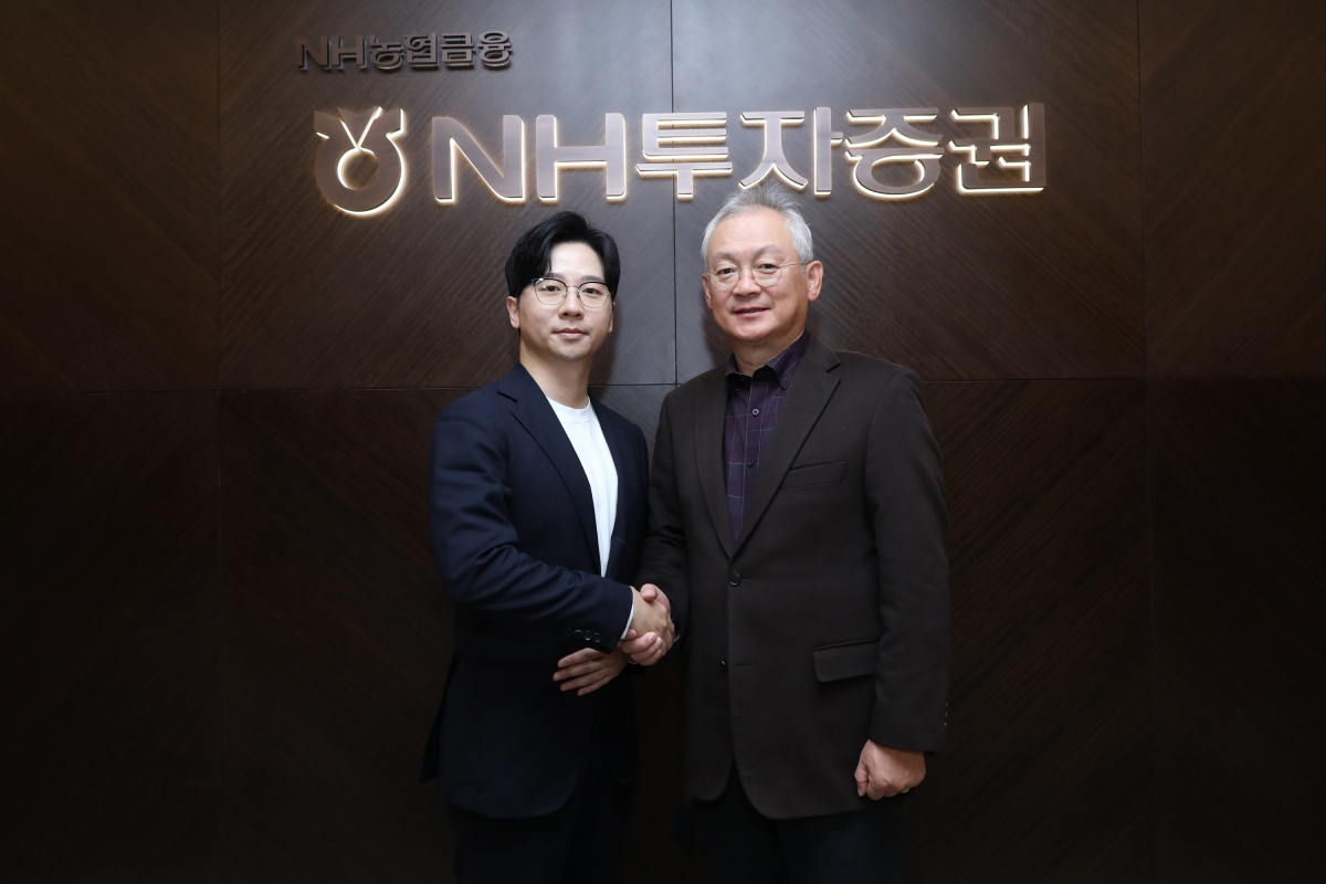 ▲NH투자증권과 콴텍은 22일 NH투자증권 여의도 본사에서 지분투자를 위한 계약을 진행했다. (왼쪽부터) 이상근 콴텍 대표와 정영채 NH투자증권 대표이사가 계약 후 기념촬영을 하고 있다. (사진=NH투자증권)